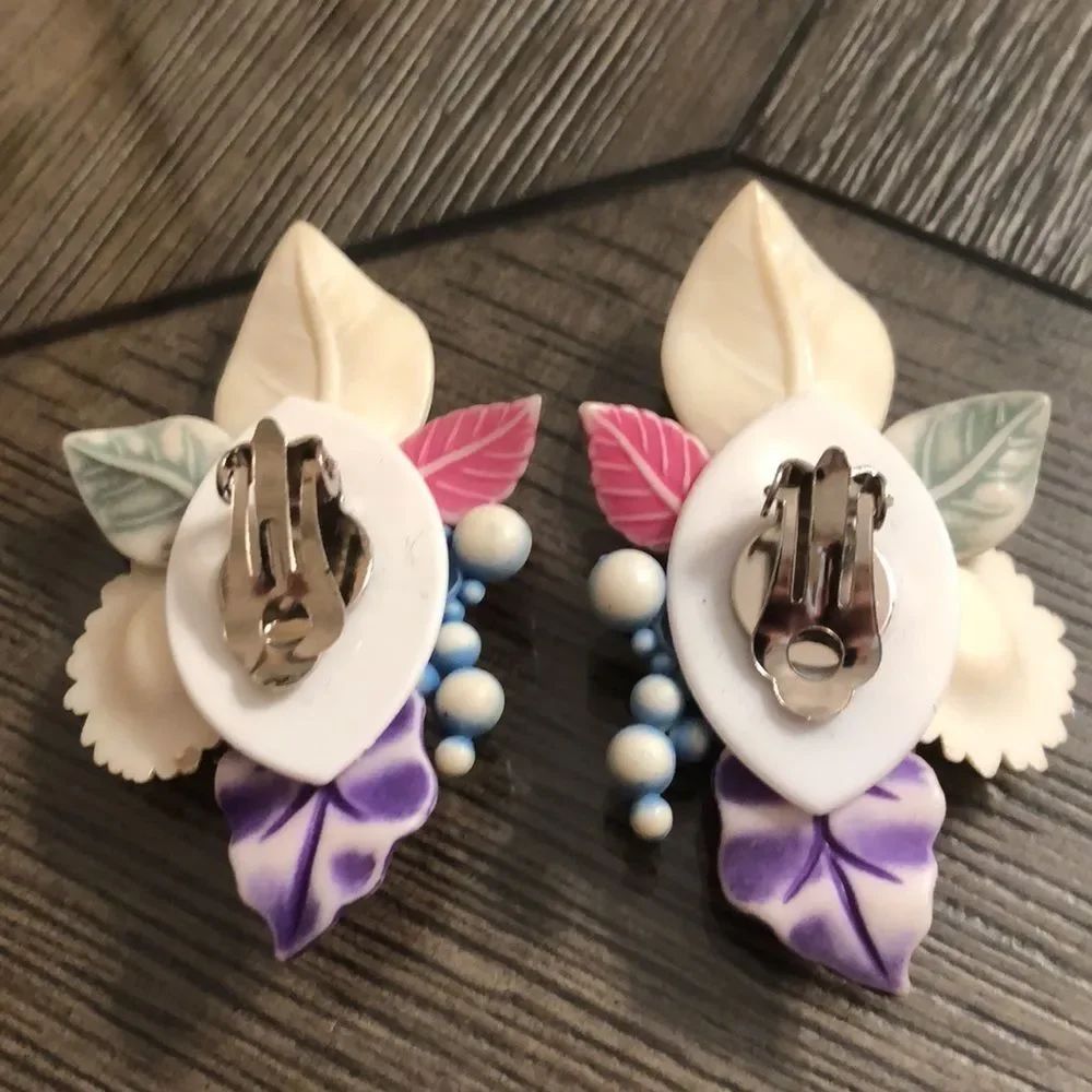 Vintage 80’s - 90’s Acrylic Pearlized Flower Cluster Clip Earring.